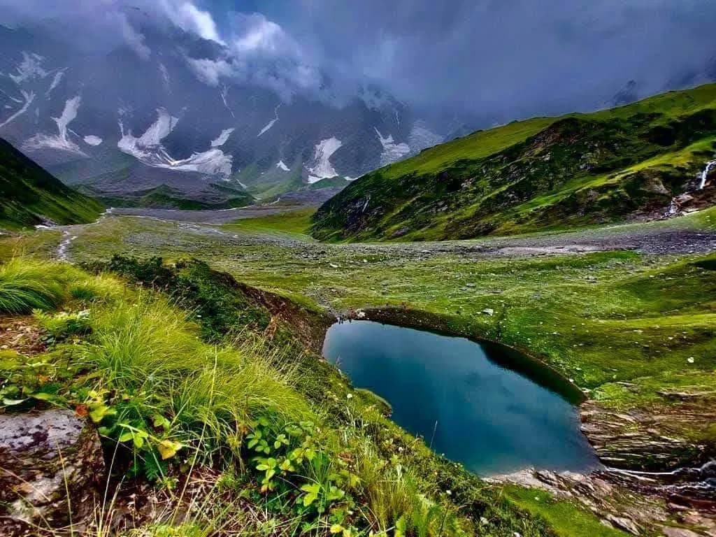 Best time for Beas Kund Trek — Season Guide